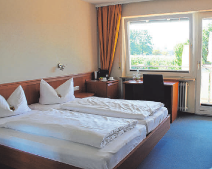 Die geräumigen Doppelzimmer verfügen nicht nur über einen Flatscreen mit SAT-TV, sondern auch über eine Sitzecke und einen Südbalkon. Teilweise sind Kaffee- und Teestation sowie ein Kühlschrank vorhanden. Die geräumigen Doppelzimmer verfügen nicht nur über einen Flatscreen mit SAT-TV, sondern auch über eine Sitzecke und einen Südbalkon. Teilweise sind Kaffee- und Teestation sowie ein Kühlschrank vorhanden.