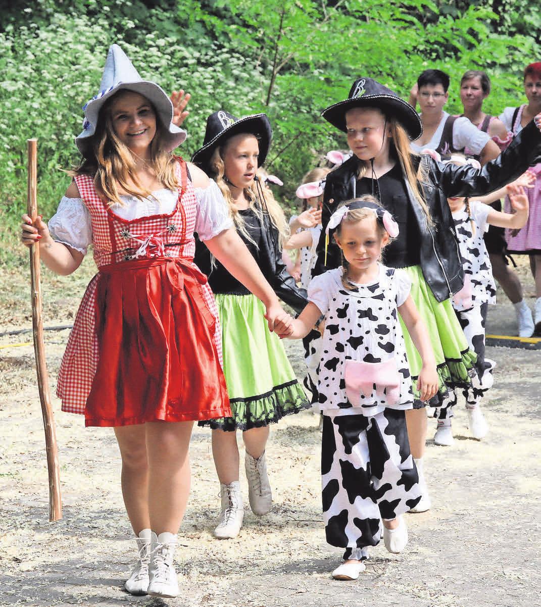 Kinder der Stadt präsentieren ihre Talente bei verschiedenen Darbietungen. Hier die Fliedertänzer in bunten Kostümen. Kinder der Stadt präsentieren ihre Talente bei verschiedenen Darbietungen. Hier die Fliedertänzer in bunten Kostümen.