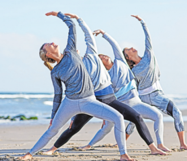 Yoga beim Wellenrauschen ist auf Rügen sehr beliebt. ISTOCK/LUTAVIA Yoga beim Wellenrauschen ist auf Rügen sehr beliebt. ISTOCK/LUTAVIA