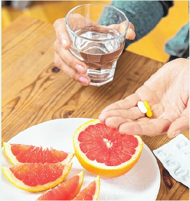 Wer Medikamente einnimmt, sollte davor keine Grapefruits essen. FOTO: CHRISTIN KLOSE, TMN Wer Medikamente einnimmt, sollte davor keine Grapefruits essen. FOTO: CHRISTIN KLOSE, TMN