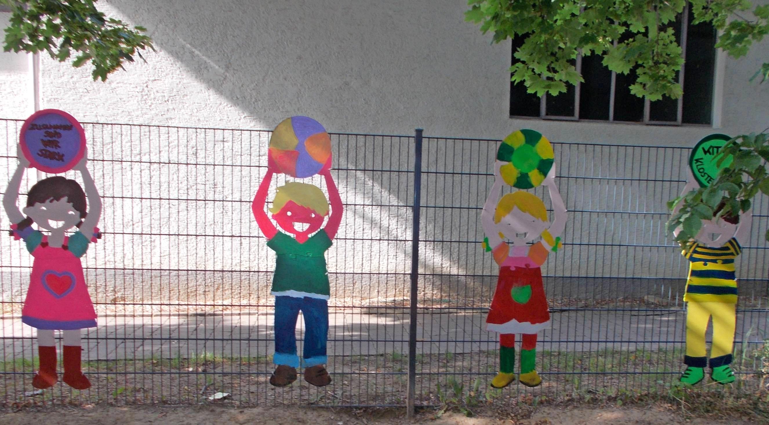 Die Kinder der Kita Klostergraben haben ihren Gartenzaun mit selbst bemalten Holzfiguren verschönert. Foto: privat Die Kinder der Kita Klostergraben haben ihren Gartenzaun mit selbst bemalten Holzfiguren verschönert. Foto: privat