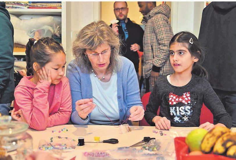 Hatten gemeinsam viel Spaß beim Basteln von Freundschaftsarmbändern bei der Eröffnungsfeier der neuen Räume der Flüchtlingshilfe (v.l.): Gholami (7), Rosi Prigge und Sara (9). Fotos (2): Stefan Fries Hatten gemeinsam viel Spaß beim Basteln von Freundschaftsarmbändern bei der Eröffnungsfeier der neuen Räume der Flüchtlingshilfe (v.l.): Gholami (7), Rosi Prigge und Sara (9). Fotos (2): Stefan Fries