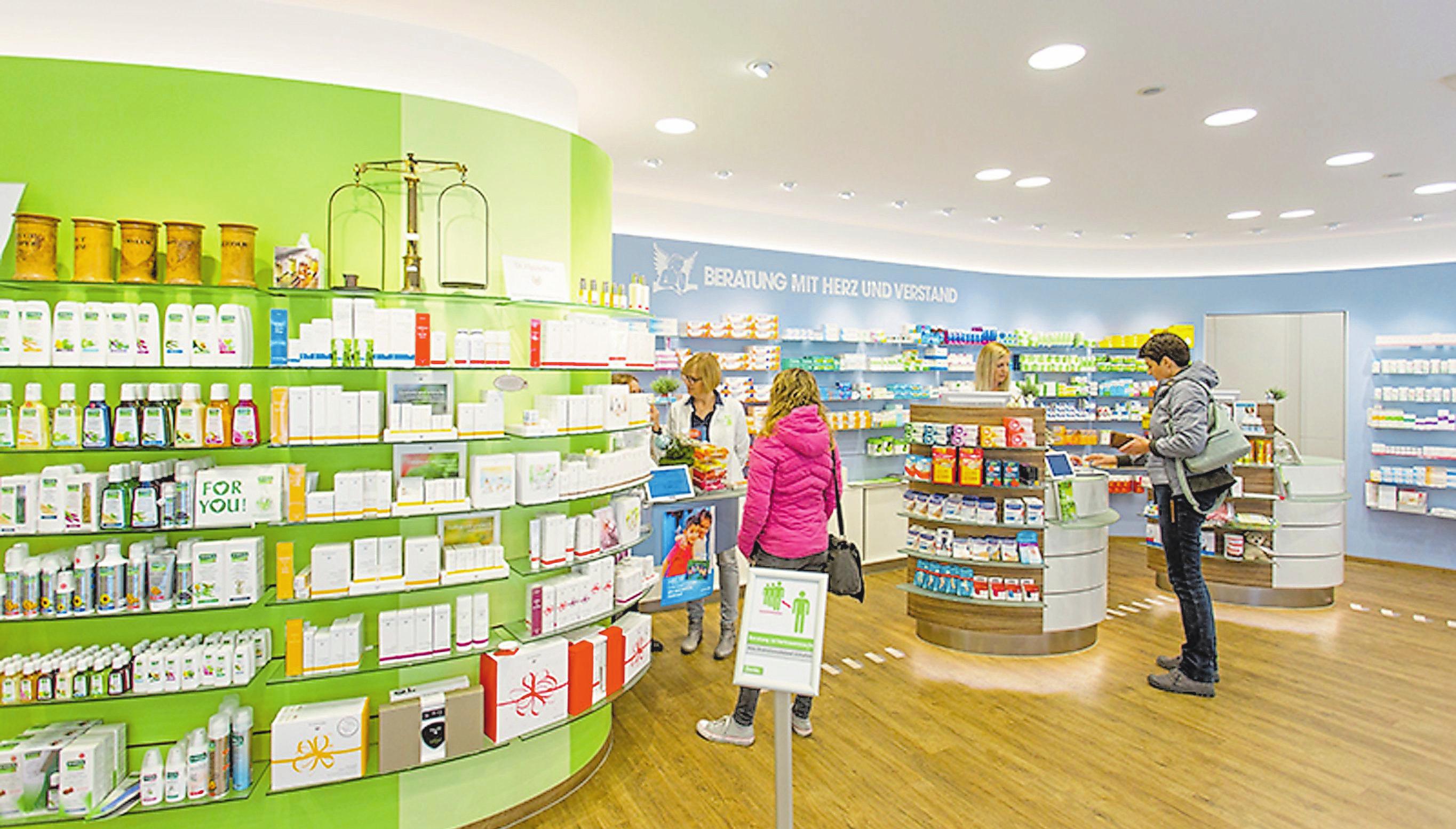 Weitläufig geschnitten, hell und modern: 2017 wurde die Engel-Apotheke noch einmal vollständig umgebaut, vom dunklen Wurzelholz ist nichts mehr zu sehen. Weitläufig geschnitten, hell und modern: 2017 wurde die Engel-Apotheke noch einmal vollständig umgebaut, vom dunklen Wurzelholz ist nichts mehr zu sehen.