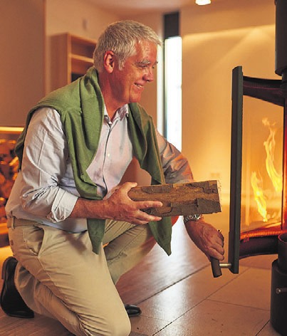 Genügend Kaminholz sollte im Wohnzimmer lagern. Foto: djd/Oskar Designmanufaktur/ Sebastian André Kruthoffer Genügend Kaminholz sollte im Wohnzimmer lagern. Foto: djd/Oskar Designmanufaktur/ Sebastian André Kruthoffer