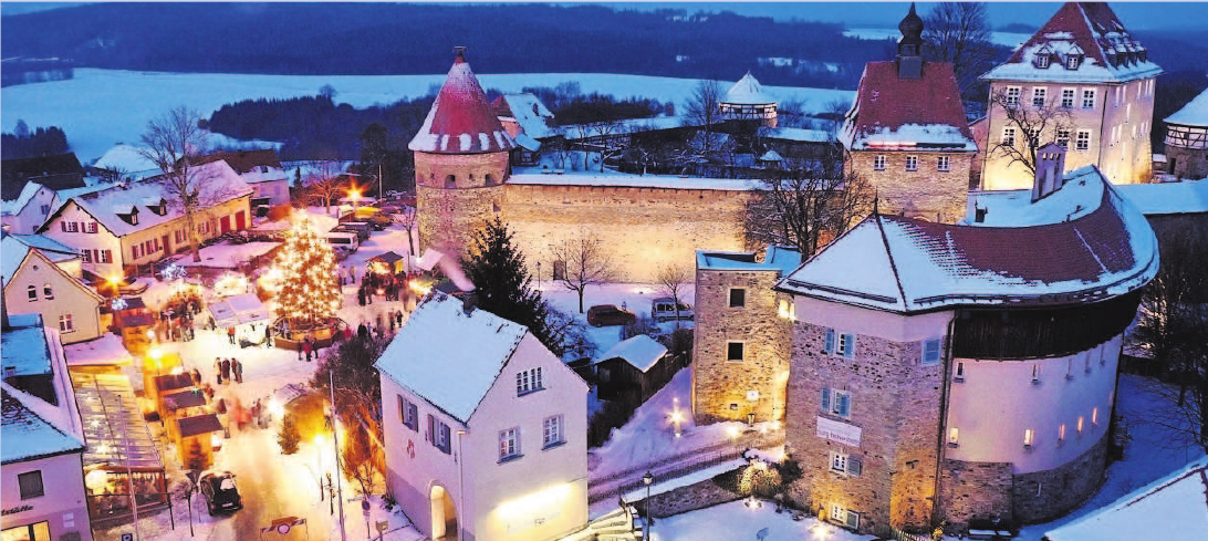 Die romantische Burgweihnacht wird in Hohenberg an der Eger am Samstag, 8. Dezember, ab 13 Uhr gefeiert. Der charmante Weihnachtsmarkt in historischer Kulisse besticht durch ein vielfältiges, liebevolles Angebot an Kleinkunst und Handwerk, rustikalen Spezialitäten und einem unterhaltsamen Rahmenprogramm.Foto: Dr. Gerhard Wilhelm Die romantische Burgweihnacht wird in Hohenberg an der Eger am Samstag, 8. Dezember, ab 13 Uhr gefeiert. Der charmante Weihnachtsmarkt in historischer Kulisse besticht durch ein vielfältiges, liebevolles Angebot an Kleinkunst und Handwerk, rustikalen Spezialitäten und einem unterhaltsamen Rahmenprogramm.Foto: Dr. Gerhard Wilhelm