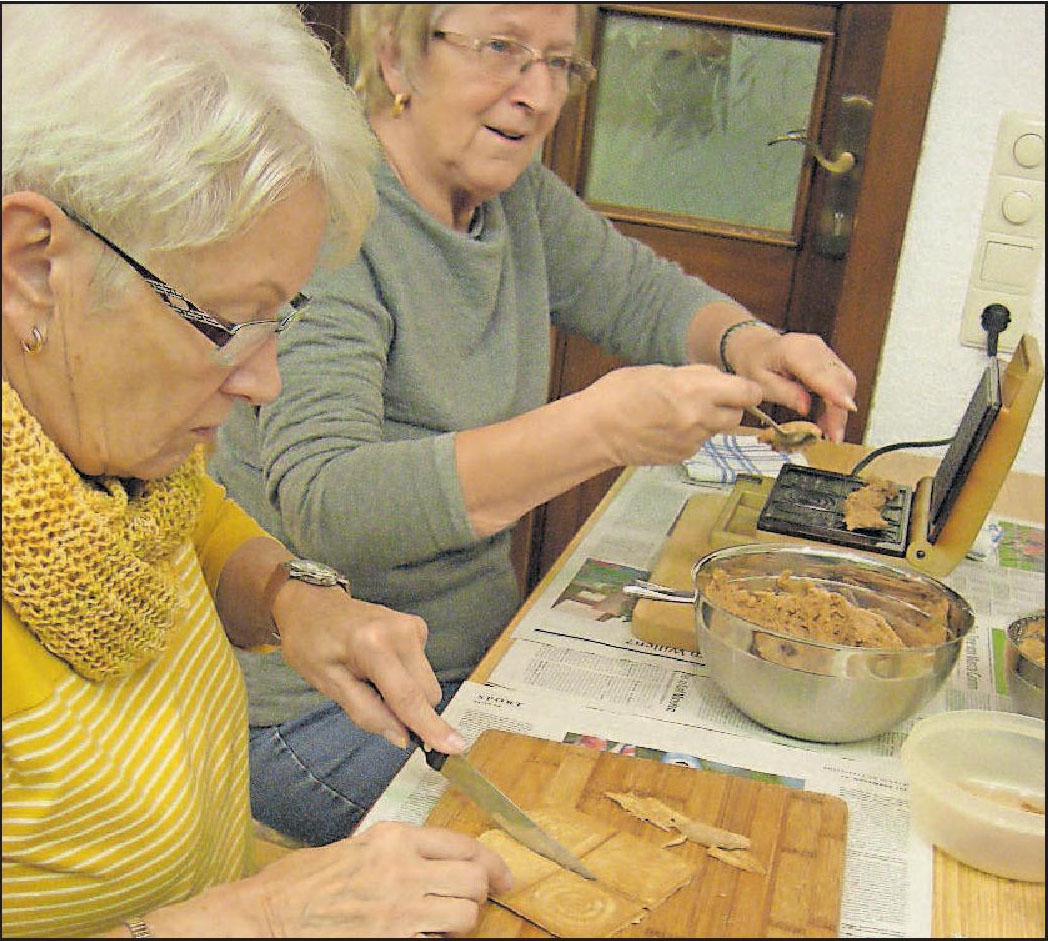 Das Team Helga Prien (links) und Ilse Schmalenbeck beim Backen von Zimtwaffeln. FOTO: PRIVAT Das Team Helga Prien (links) und Ilse Schmalenbeck beim Backen von Zimtwaffeln. FOTO: PRIVAT