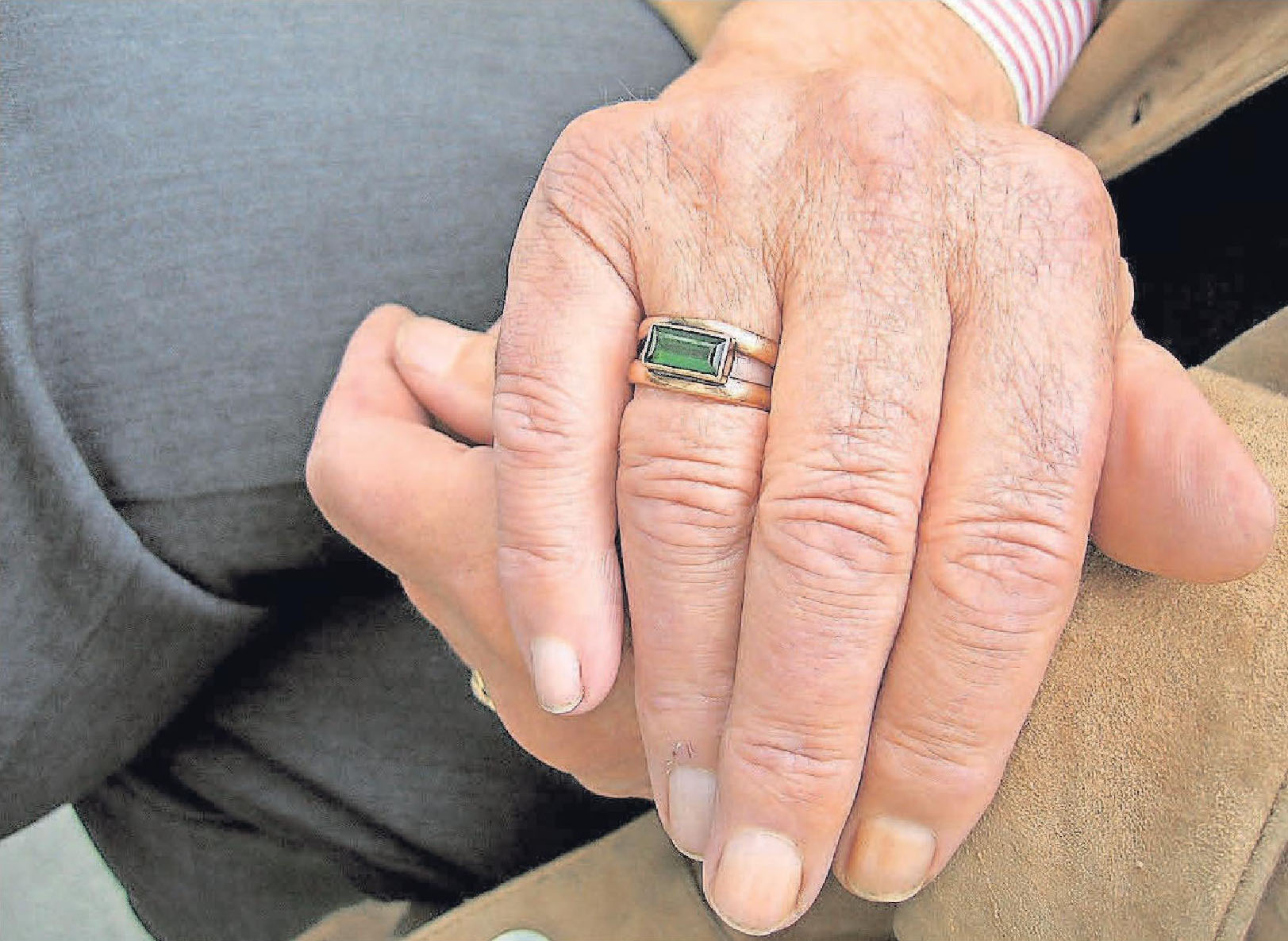 Um weiterhin eine gute Pflege in den eigenen vier Wänden gewährleisten zu können, ist es legitim, sich für verschiedene Situationen eine andere Pflegeperson zur Entlastung zur Seite zu holen. r Um weiterhin eine gute Pflege in den eigenen vier Wänden gewährleisten zu können, ist es legitim, sich für verschiedene Situationen eine andere Pflegeperson zur Entlastung zur Seite zu holen. r