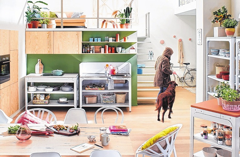 Modular, flexibel, mobil und offen. Der werkzeuglose Auf- und Abbau dieser beiden Modul-Küchen – z. B. für urbanes Wohnen auf wenig Raum oder in einem schicken Loft – geht einfach und schnell. Foto: AMK Modular, flexibel, mobil und offen. Der werkzeuglose Auf- und Abbau dieser beiden Modul-Küchen – z. B. für urbanes Wohnen auf wenig Raum oder in einem schicken Loft – geht einfach und schnell. Foto: AMK
