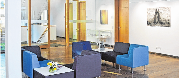 Rathaus-Foyer und Dienst- bzw. Versammlungsräume vermitteln Wohlfühl-Atmosphäre. Rathaus-Foyer und Dienst- bzw. Versammlungsräume vermitteln Wohlfühl-Atmosphäre.