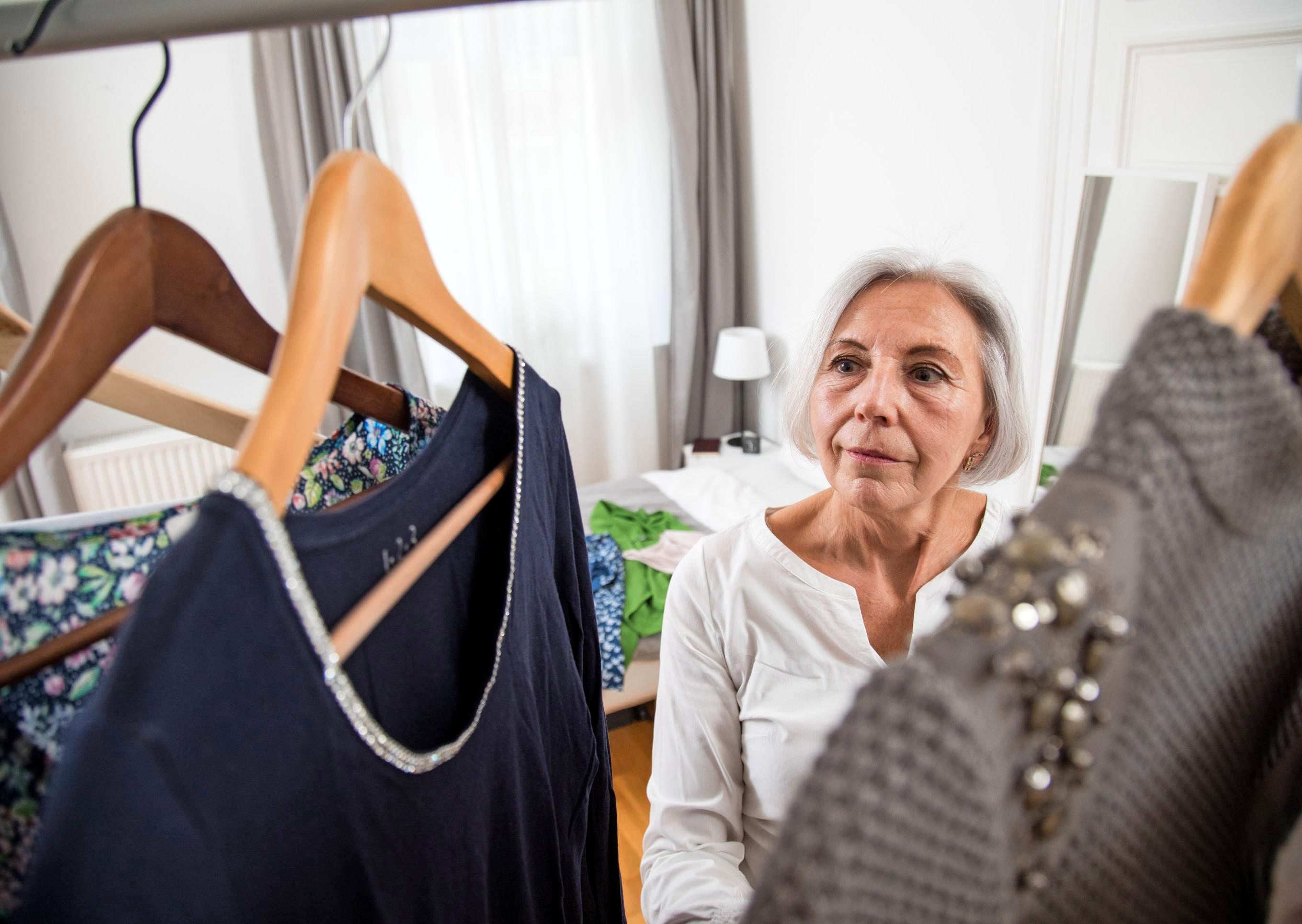 Passt das Teil zu mir? In Kleidungsfragen sind ältere Frauen bisweilen unsicher. Foto: Christin Klose/dpa-tmn Passt das Teil zu mir? In Kleidungsfragen sind ältere Frauen bisweilen unsicher. Foto: Christin Klose/dpa-tmn