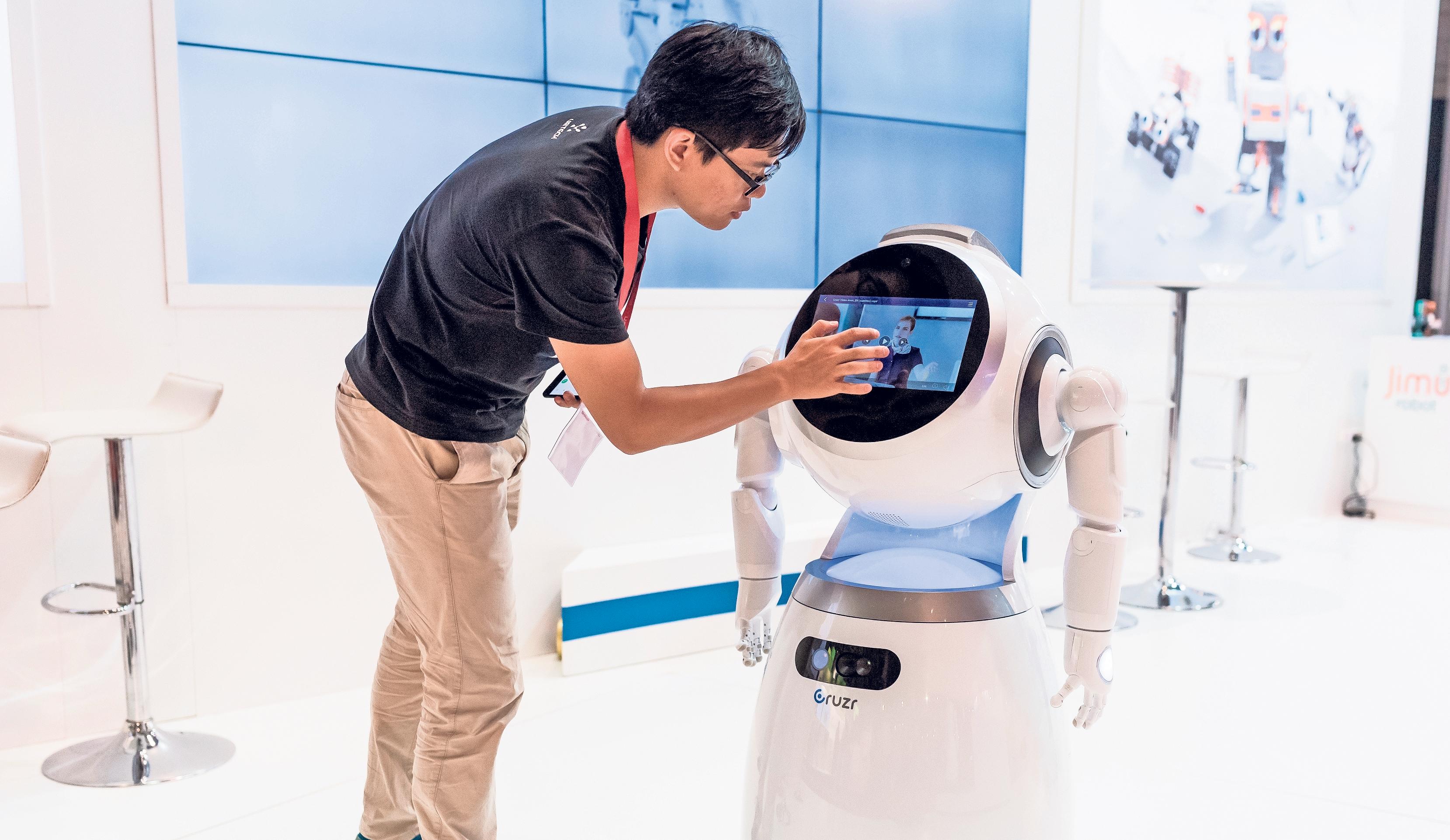 Einen Roboterassistenten entwickeln, bauen, programmieren und warten: Das gehört zu den Aufgaben von Spezialisten für autonome Systeme und Robotik. Foto: Alexander Heinl/dpa-tmn Einen Roboterassistenten entwickeln, bauen, programmieren und warten: Das gehört zu den Aufgaben von Spezialisten für autonome Systeme und Robotik. Foto: Alexander Heinl/dpa-tmn