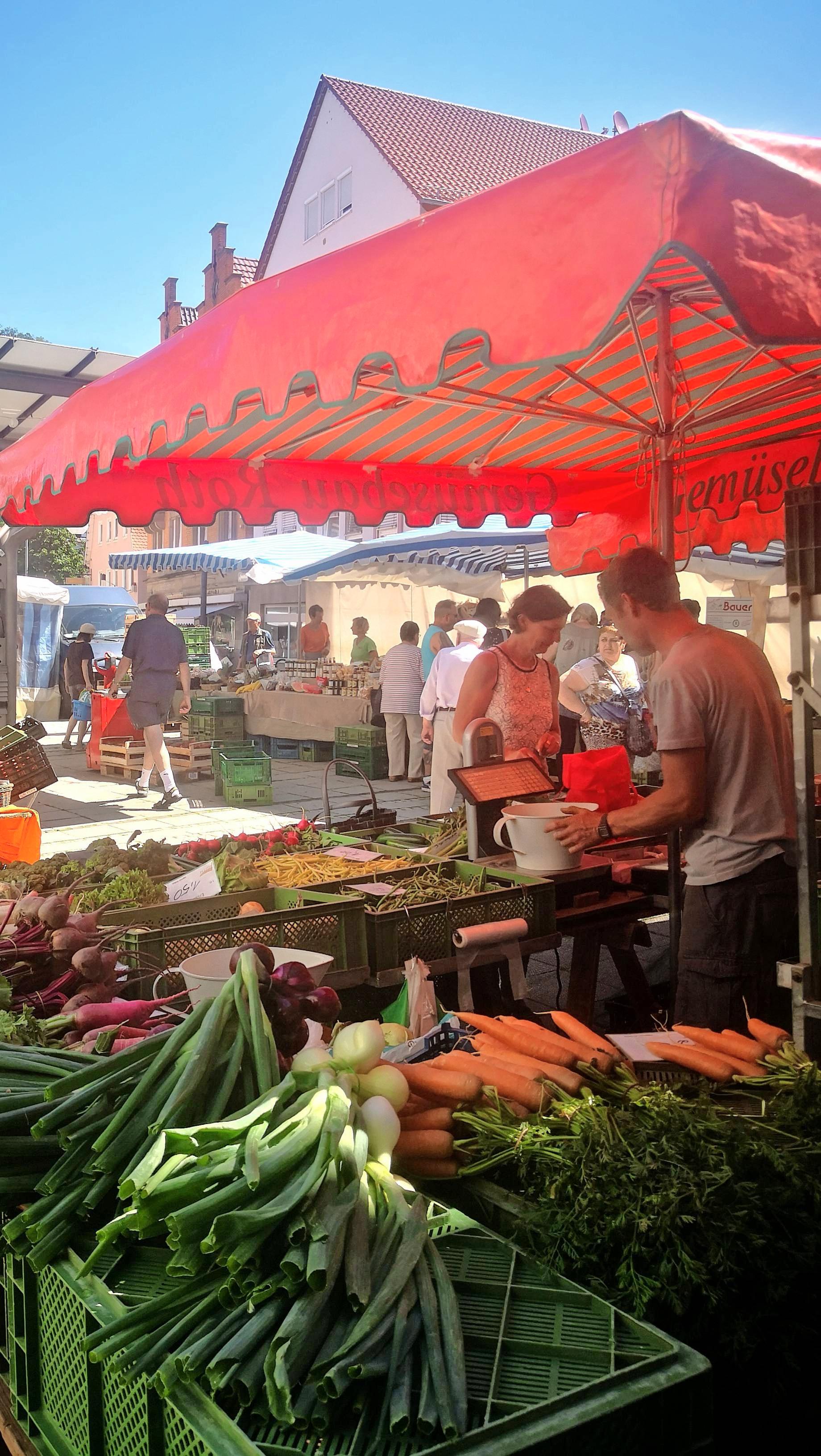 Frisches Obst, Gemüse und mehr bietet der Künzelsauer Wochenmarkt. Frisches Obst, Gemüse und mehr bietet der Künzelsauer Wochenmarkt.