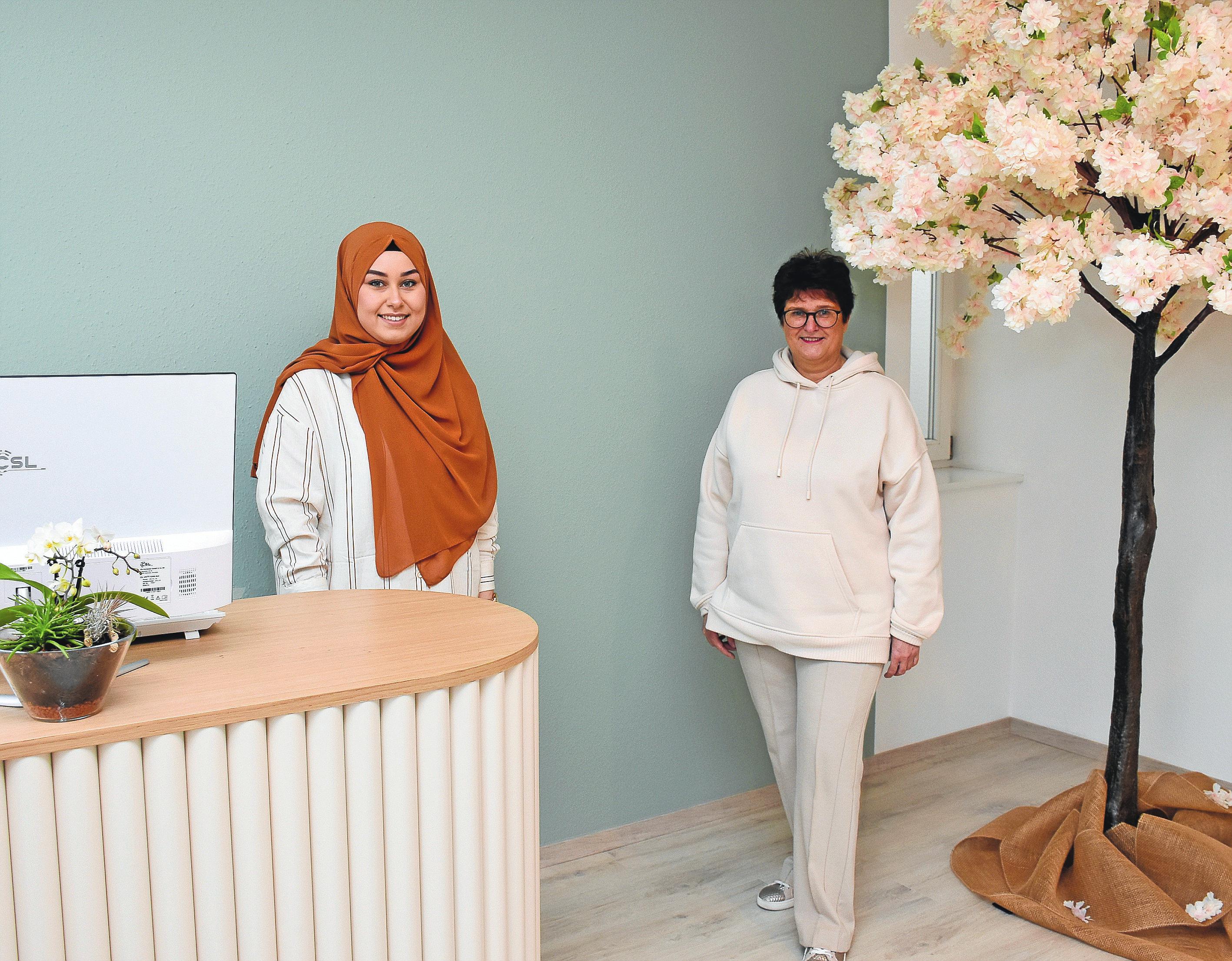 Sie freuen sich in der „Aufhübscherei“ auf ihre Kundinnen und Kunden: Gamze Kajmakqi (l.) und Kosmetikerin Petra Sieverding. Fotos: Wehring