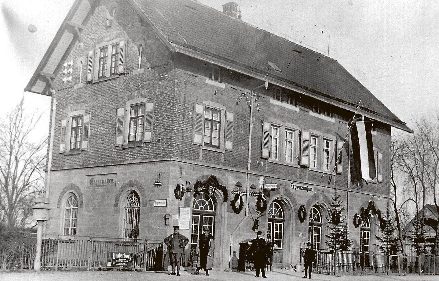 Der Ergenzinger Bahnhof, wohl im Jahr 1913. Seit 2014 wird das restaurierte Gebäude als Bürger- und Vereinshaus genutzt. Bild: „Ergazenger Heimatkreis“