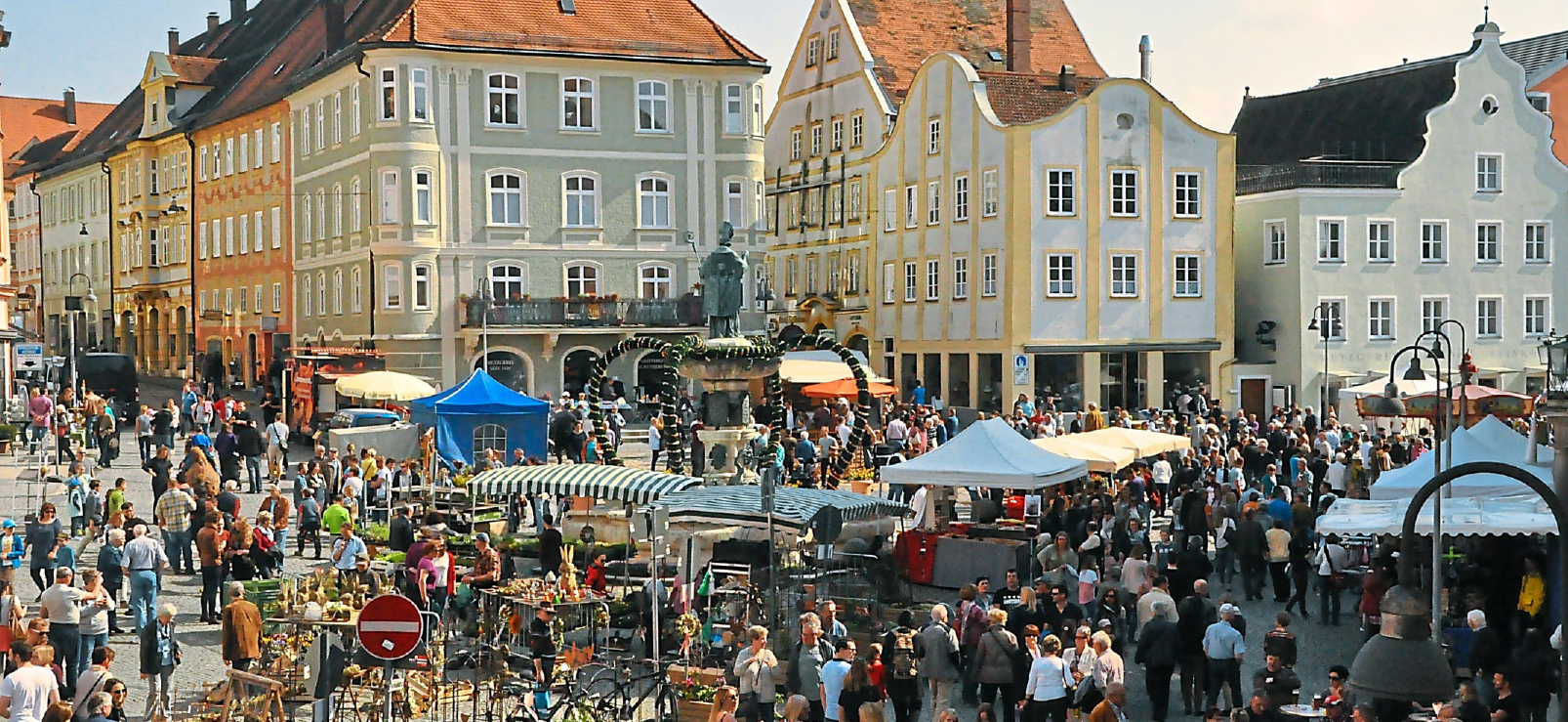 Die barocke Innenstadt bildet die Kulisse für den Ostermarkt, bei dem wieder Tausende Besucher erwartet werden. Fotos: Chloupek Die barocke Innenstadt bildet die Kulisse für den Ostermarkt, bei dem wieder Tausende Besucher erwartet werden. Fotos: Chloupek