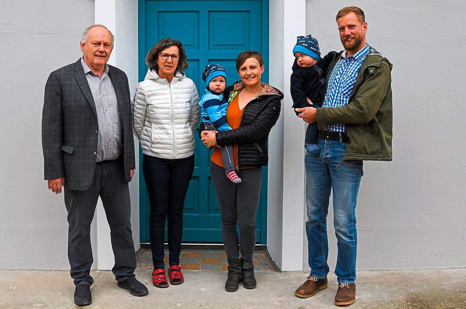 Die Familie Walser aus Theissing ist Eigentümer des neuen Boardinghauses und freut sich auf ihre Gäste. Foto: Vogl Die Familie Walser aus Theissing ist Eigentümer des neuen Boardinghauses und freut sich auf ihre Gäste. Foto: Vogl