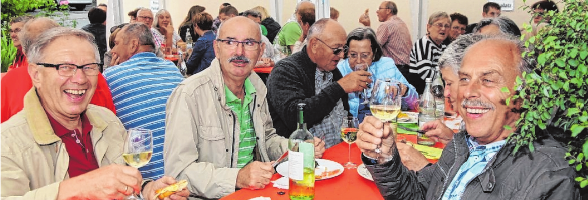 In Retzbach herrscht beim Straßenweinfest beste Stimmung unter den Besuchern. In Retzbach herrscht beim Straßenweinfest beste Stimmung unter den Besuchern.