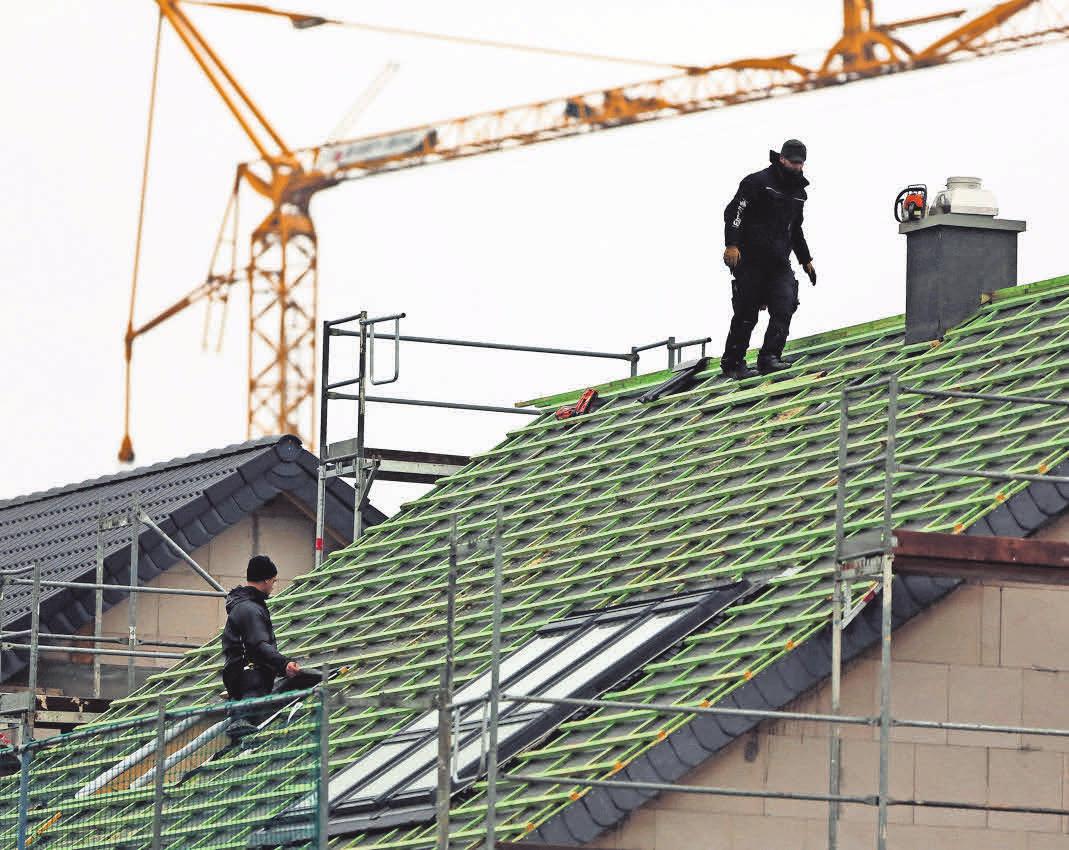 Moderne Dachdecker verfügen über eine breite Fachkompetenz – auch in der Zimmerei. FOTO: DPA Moderne Dachdecker verfügen über eine breite Fachkompetenz – auch in der Zimmerei. FOTO: DPA