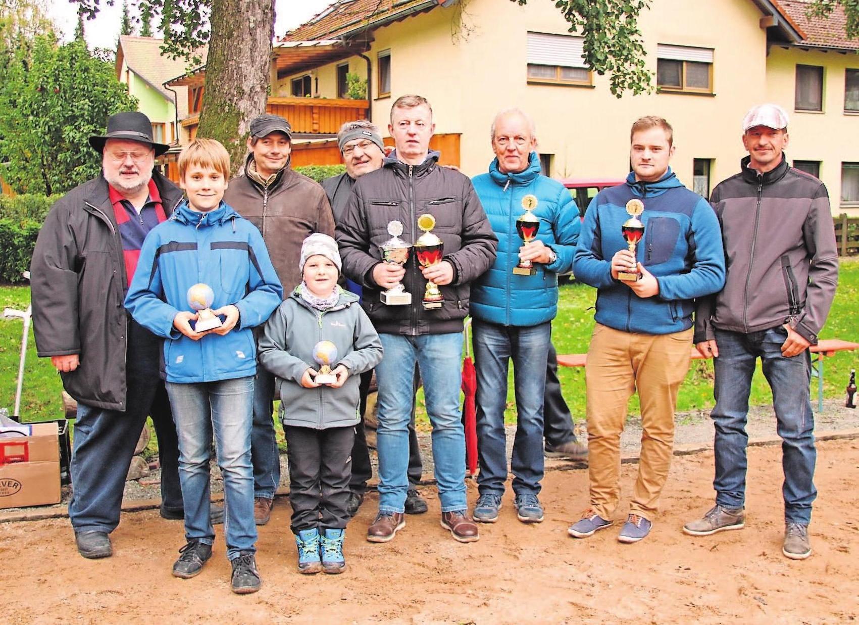 Alle Altersgruppen sind beim traditionellen Boccia-Turnier vertreten, das die Arbeiterwohlfahrt immer zur Stadtsteinacher Kirchweih ausrichtet. Die Sieger tragen stolz ihre Pokale nach Hause. Alle Altersgruppen sind beim traditionellen Boccia-Turnier vertreten, das die Arbeiterwohlfahrt immer zur Stadtsteinacher Kirchweih ausrichtet. Die Sieger tragen stolz ihre Pokale nach Hause.