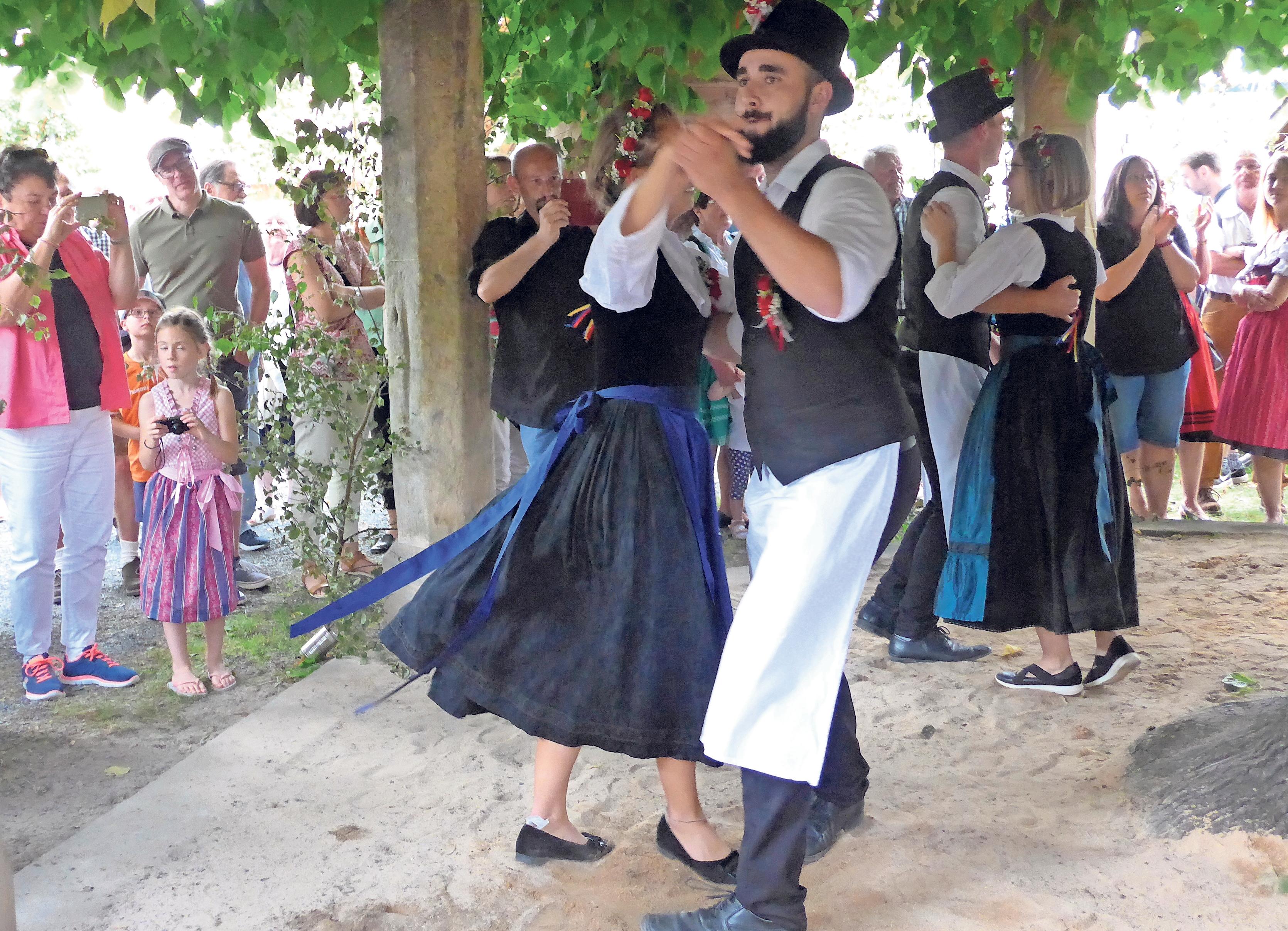 Nach alter Tradition tanzen die vier Platzpaare unter der Limmersdorfer Linde. Foto: Heike Schwandt Nach alter Tradition tanzen die vier Platzpaare unter der Limmersdorfer Linde. Foto: Heike Schwandt