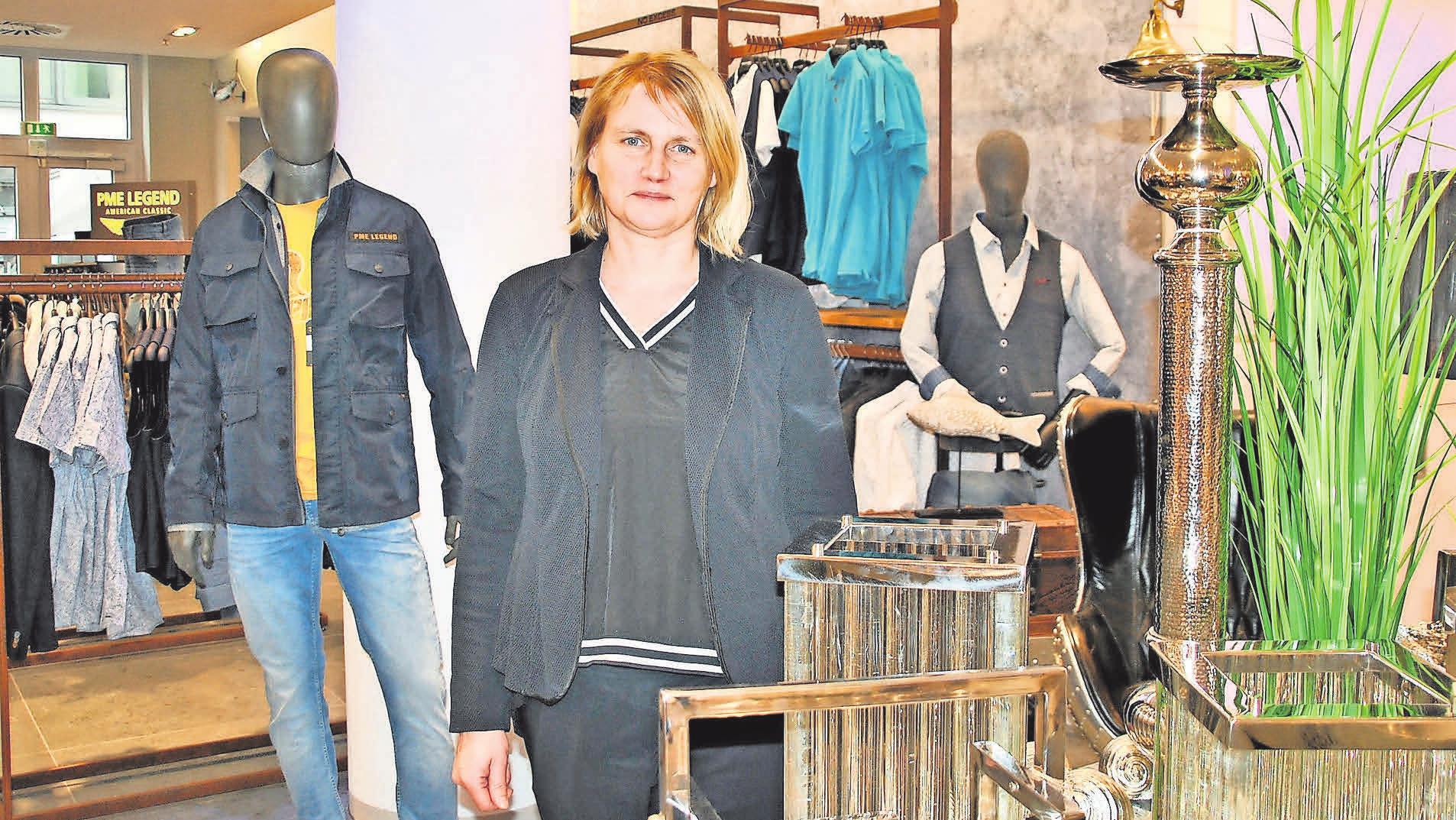 Diane Nikolaus in dem neuen Geschäft „Fliegende Fische 2.0“ im Rostocker Hof. FOTO: ANETTE PRÖBER Diane Nikolaus in dem neuen Geschäft „Fliegende Fische 2.0“ im Rostocker Hof. FOTO: ANETTE PRÖBER