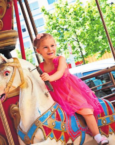 Für die Kinder dreht Eliszi‘s Kinderkarussell seine Runden. Foto: frei Für die Kinder dreht Eliszi‘s Kinderkarussell seine Runden. Foto: frei