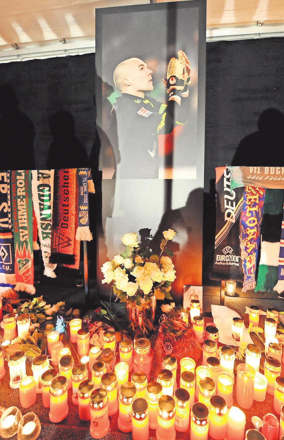 Es werde Licht: Trauerkerzen für den verstorbenen Torhüter Robert Enke stehen in einem Zelt vor der 96-Arena. Bei der Trauerfeier waren mehr als 35 000 Menschen im Stadion, am Fernseher schauten rund sieben Millionen live zu. Es werde Licht: Trauerkerzen für den verstorbenen Torhüter Robert Enke stehen in einem Zelt vor der 96-Arena. Bei der Trauerfeier waren mehr als 35 000 Menschen im Stadion, am Fernseher schauten rund sieben Millionen live zu.