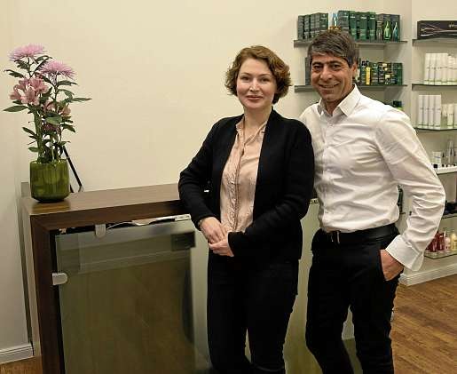 Suna Yilmaz und Erdinç Polat von Façon Coiffeur wünschen frohe Weihnachten. FOTO: FSCH Suna Yilmaz und Erdinç Polat von Façon Coiffeur wünschen frohe Weihnachten. FOTO: FSCH