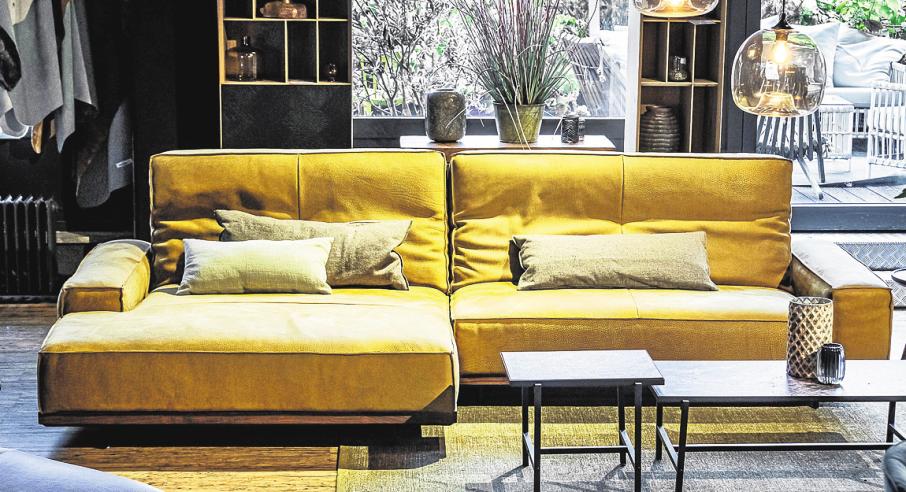Gelbe Liegewiese, elektrisch verstellbar: das Sofa „Slide” des deutschen Herstellers Bullfrog. Foto: Die Wäscherei