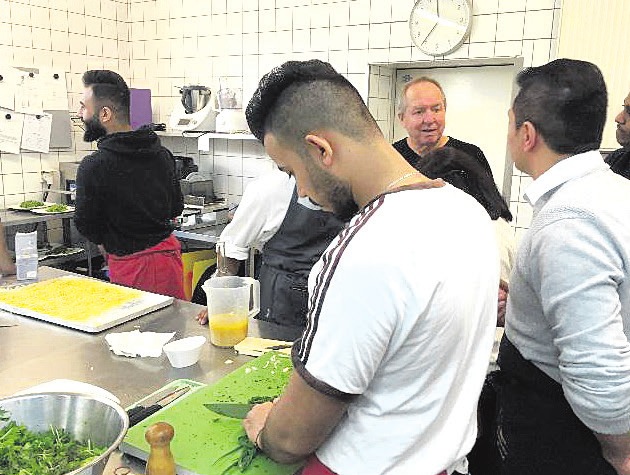 Bei dem Schnupperkurs konnten Flüchtlinge mehr über die Arbeit in deutschen Küchen kennenlernen und kamen mit potentiellen Arbeitgebern ins Gespräch. Fotos: Jobcenter im Landkreis Celle Bei dem Schnupperkurs konnten Flüchtlinge mehr über die Arbeit in deutschen Küchen kennenlernen und kamen mit potentiellen Arbeitgebern ins Gespräch. Fotos: Jobcenter im Landkreis Celle