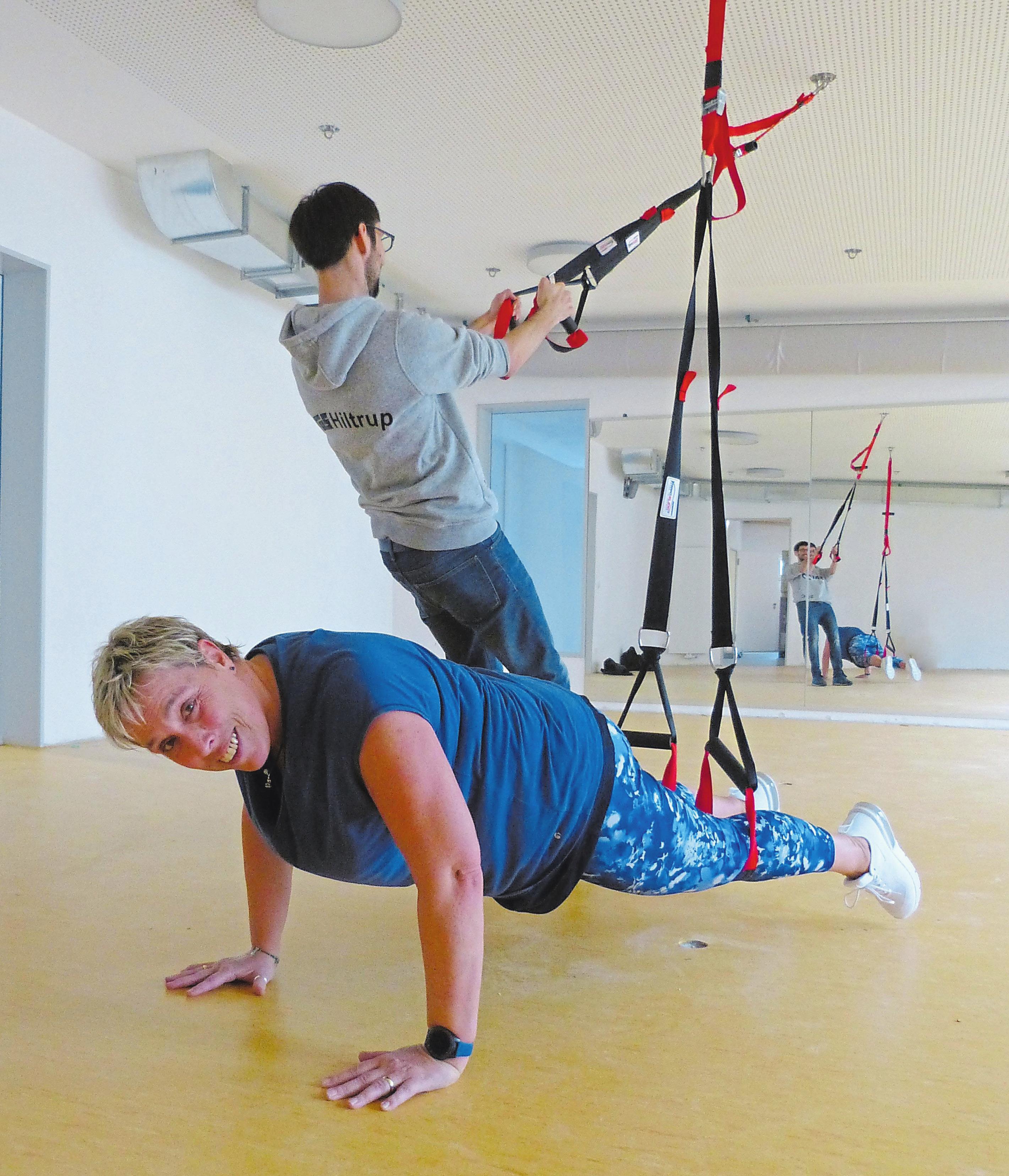 Schlingentraining, ein funktionelles Krafttraining mit dem eigenen Körpergewicht, wird künftig beim TuS angeboten. Foto: Jan-Philipp Jenke Schlingentraining, ein funktionelles Krafttraining mit dem eigenen Körpergewicht, wird künftig beim TuS angeboten. Foto: Jan-Philipp Jenke