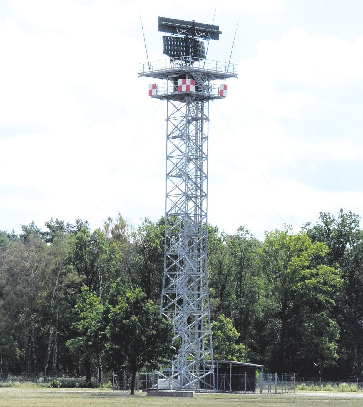 Das neue Radar auf dem Turm ist im Vergleich zu seinem Vorgänger deutlich moderner und besitzt viele digitale Funktionen. Das neue Radar auf dem Turm ist im Vergleich zu seinem Vorgänger deutlich moderner und besitzt viele digitale Funktionen.