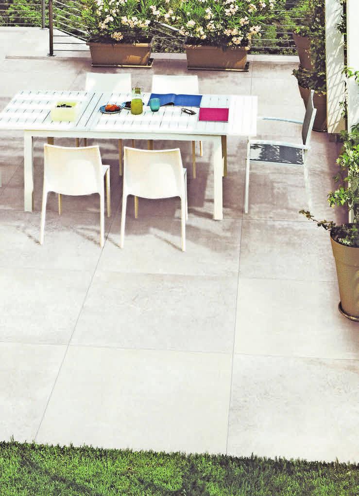 Großformatige Außenfliesen machen die Terrasse wohnlich. Foto: Arpa Ceramiche Großformatige Außenfliesen machen die Terrasse wohnlich. Foto: Arpa Ceramiche