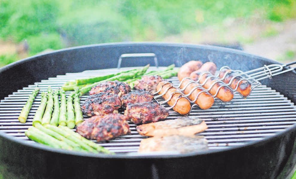 Herzhaftes vom Grill wird natürlich draußen serviert. Die Angebote werden immer raffinierter. Herzhaftes vom Grill wird natürlich draußen serviert. Die Angebote werden immer raffinierter.