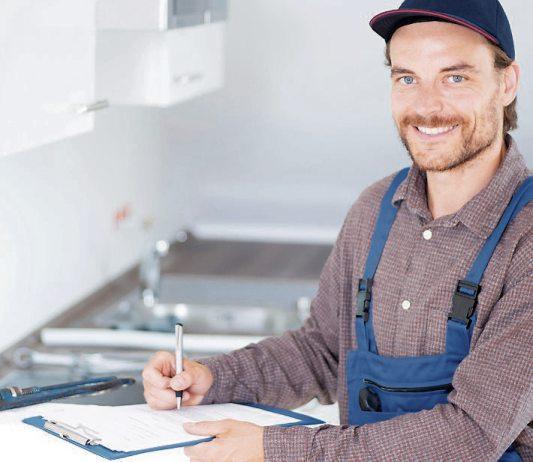 Die geschulten Mitarbeiter der Fachbetriebe für seniorenfreundliche Handwerksleistungen kommen den Bedürfnissen und Wünschen älterer Menschen entgegen. Bild: Wellnhofer Designs/stock.adobe.com