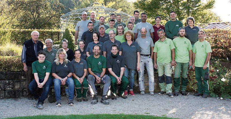 Geschäftsführerin Ulrike Geiger (vorne Mitte) und das engagierte Geigers-Team verwirklichen individuelle Gartenträume. Bilder: Geiger’s Garten Geschäftsführerin Ulrike Geiger (vorne Mitte) und das engagierte Geigers-Team verwirklichen individuelle Gartenträume. Bilder: Geiger’s Garten