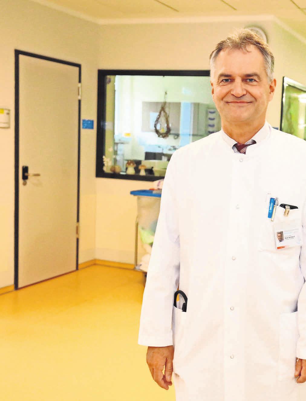 Paul Kaiser bewegt seine Hände im vorgeheizten warmen Sand. Er ist Patient in der Geriatrie-Tagesklinik in Wolgast. Paul Kaiser bewegt seine Hände im vorgeheizten warmen Sand. Er ist Patient in der Geriatrie-Tagesklinik in Wolgast.