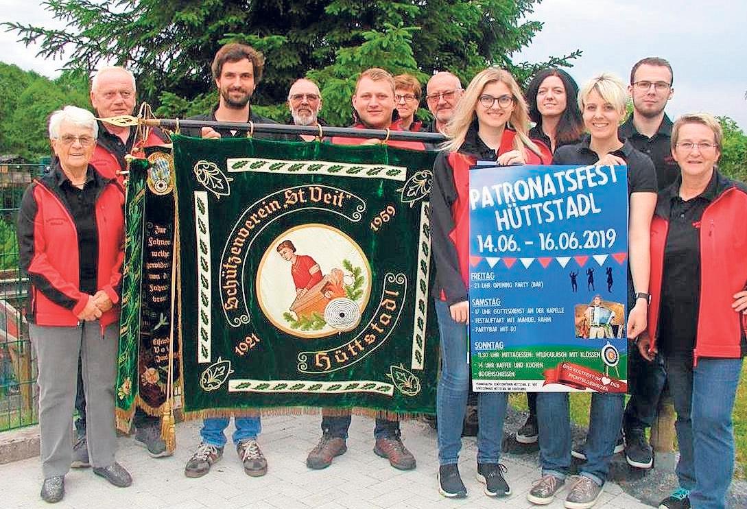 Der örtliche Schützenverein – übrigens der einzige Verein in dem Fichtelberger Ortsteil – mit seinem Vorsitzenden Mario Bauer (dritter von links) lädt herzlich zum Mitfeiern ein. Fotos: Gisela Kuhbandner Der örtliche Schützenverein – übrigens der einzige Verein in dem Fichtelberger Ortsteil – mit seinem Vorsitzenden Mario Bauer (dritter von links) lädt herzlich zum Mitfeiern ein. Fotos: Gisela Kuhbandner