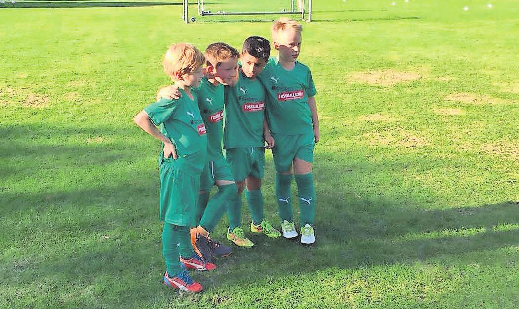 Arm in Arm: Kameradschaft und Teamgefühl wird in der Sporbuzzer-Fußballballschule großgeschrieben. Arm in Arm: Kameradschaft und Teamgefühl wird in der Sporbuzzer-Fußballballschule großgeschrieben.