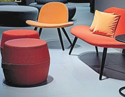 Großes Bild: Ein Ton-in-Ton gehaltenes Arrangement von Softline mit korallrotem Sessel, orangen Kissen und Hockern in tiefem Rot und dunklem Rostrot. Kleines Bild: Der gleiche Hersteller legt ein sonnengelbes Kissen auf ein nur minimal abschattiertes gelbes Sofa. FOTOS: FRANZISKA GABBERT/DPA-TMN Großes Bild: Ein Ton-in-Ton gehaltenes Arrangement von Softline mit korallrotem Sessel, orangen Kissen und Hockern in tiefem Rot und dunklem Rostrot. Kleines Bild: Der gleiche Hersteller legt ein sonnengelbes Kissen auf ein nur minimal abschattiertes gelbes Sofa. FOTOS: FRANZISKA GABBERT/DPA-TMN