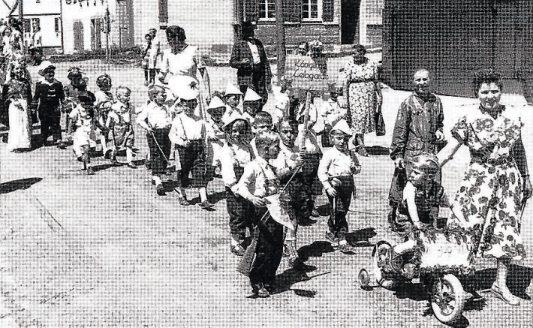 Beim Kinderfest 1952 in Vöhringen. Bild: Gemeinde Vöhringen