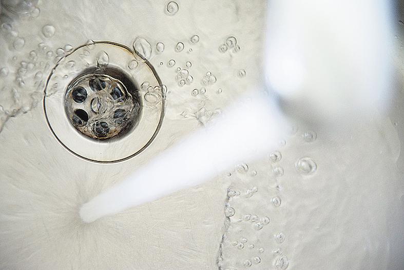 Mit der Zeit verstopfen Abflüsse: Das liegt an den Fetten in Seifen- oder Essensresten. FOTO: DPA Mit der Zeit verstopfen Abflüsse: Das liegt an den Fetten in Seifen- oder Essensresten. FOTO: DPA