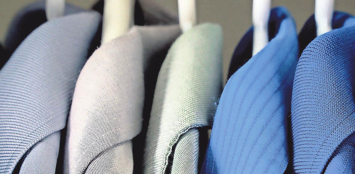 Nach Farben sortiert: Wer seinen Schrank systematisch ordnet, hat mehr Zeit für die passende Auswahl und weniger Stress im Alltag. Nach Farben sortiert: Wer seinen Schrank systematisch ordnet, hat mehr Zeit für die passende Auswahl und weniger Stress im Alltag.
