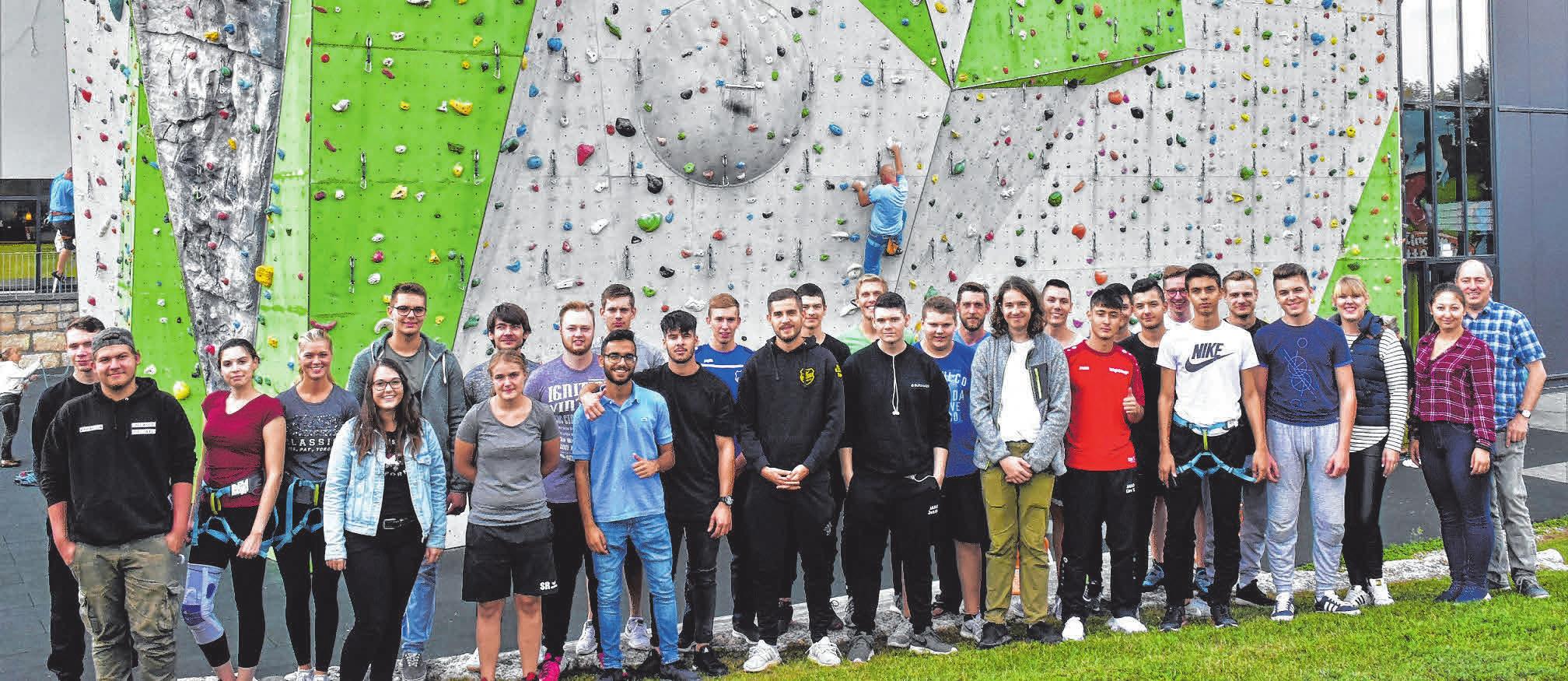 Als Team-Building-Maßnahme haben sich die „Burgmaier-Azubis“ im Sparkassen-Dom in Neu-Ulm zum Klettern getroffen FOTO: KHB Als Team-Building-Maßnahme haben sich die „Burgmaier-Azubis“ im Sparkassen-Dom in Neu-Ulm zum Klettern getroffen FOTO: KHB