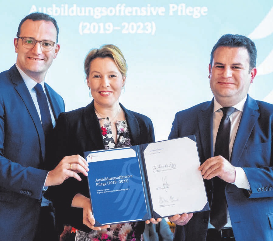 Jens Spahn (CDU,), Bundesgesundheitsminister, Franziska Giffey (SPD), Bundesfamilienministerin, und Hubertus Heil (SPD), Bundesminister für Arbeit und Soziales, stellen in Berlin die ersten Ergebnisse der „Konzertierten Aktion Pflege Jens Spahn (CDU,), Bundesgesundheitsminister, Franziska Giffey (SPD), Bundesfamilienministerin, und Hubertus Heil (SPD), Bundesminister für Arbeit und Soziales, stellen in Berlin die ersten Ergebnisse der „Konzertierten Aktion Pflege