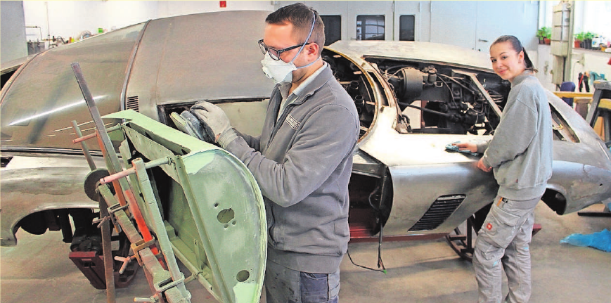 Lackierermeister Jürgen Fischer und Auszubildende Julia Hartmann arbeiten an der Lackierung eines hochwertigen Oldtimers. Foto: wb Lackierermeister Jürgen Fischer und Auszubildende Julia Hartmann arbeiten an der Lackierung eines hochwertigen Oldtimers. Foto: wb