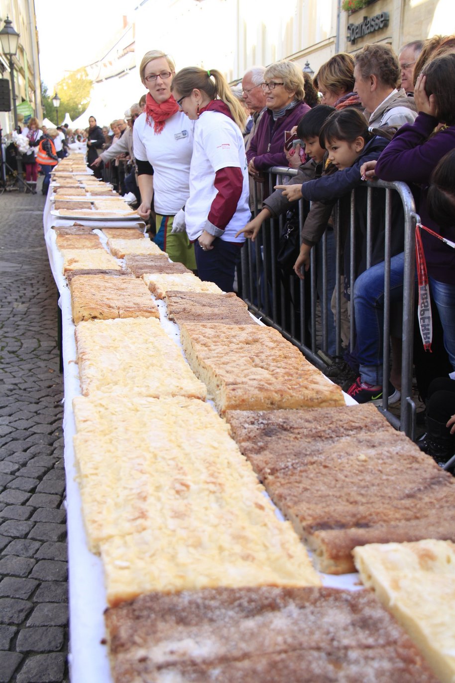 Ganze 86 Meter war der Zeitzer Zuckerkuchen 2013 lang. Das Jahr zuvor waren es immerhin 59 Meter. FOTO: MZ-ARCHIV/CORINA WUJTSCHIK Ganze 86 Meter war der Zeitzer Zuckerkuchen 2013 lang. Das Jahr zuvor waren es immerhin 59 Meter. FOTO: MZ-ARCHIV/CORINA WUJTSCHIK