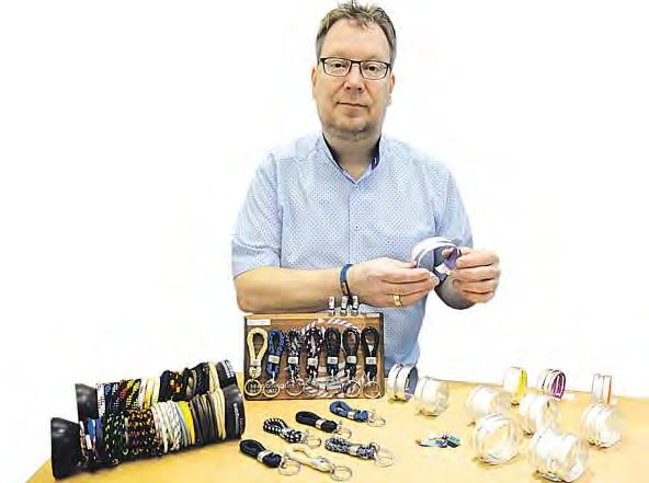 Goldschmied Jürgen Ziegenbein stellt zwei modische Armbandvarianten vor. FOTO: MPA Goldschmied Jürgen Ziegenbein stellt zwei modische Armbandvarianten vor. FOTO: MPA