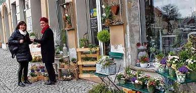 Moderne Floristik und mehr gibt es bei Martina Behrendt in der Bahnhofstraße. Dort kann man sich nicht nur den „Frühling für zu Hause“ kaufen, sondern auch ganz tolle Oster-Blumenarrangemets. Moderne Floristik und mehr gibt es bei Martina Behrendt in der Bahnhofstraße. Dort kann man sich nicht nur den „Frühling für zu Hause“ kaufen, sondern auch ganz tolle Oster-Blumenarrangemets.