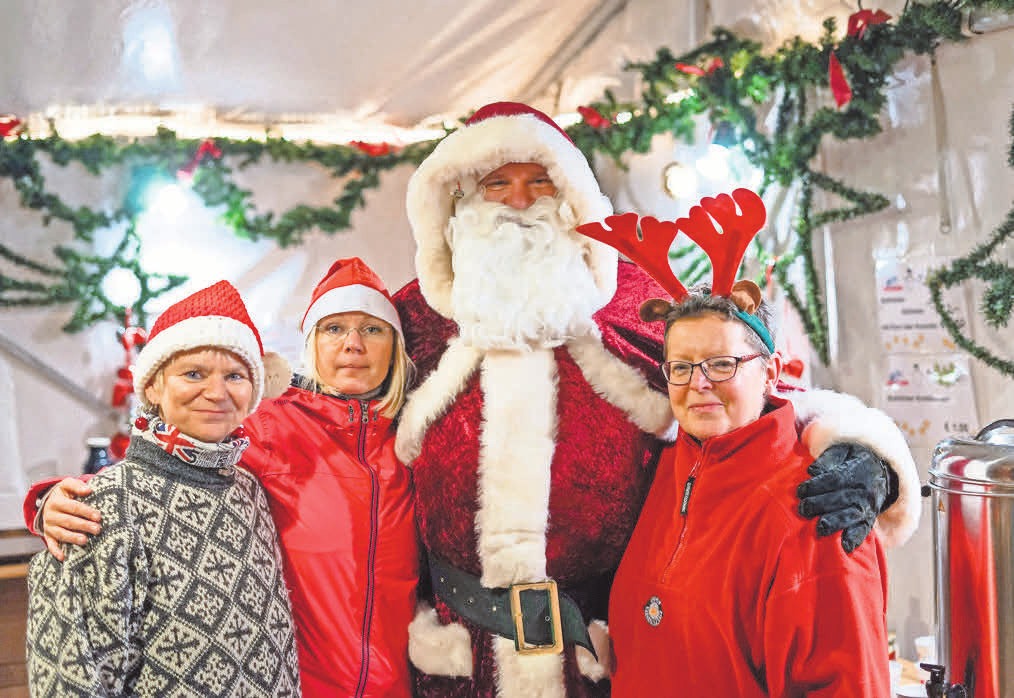 Glühwein geht immer: Die fleißigen Helfer hatten am Glühweinstand alle Hände voll zu tun. Glühwein geht immer: Die fleißigen Helfer hatten am Glühweinstand alle Hände voll zu tun.